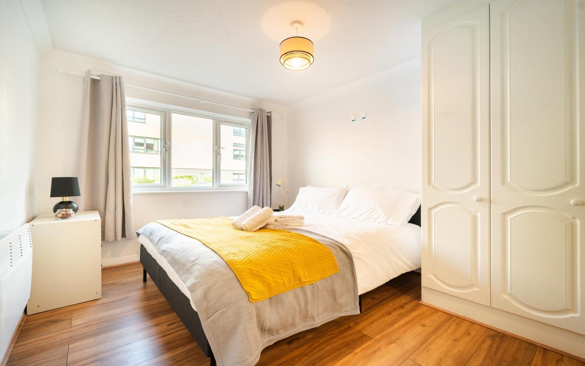 Bright And Spacious Flat With Free Parking 런던 외부 사진