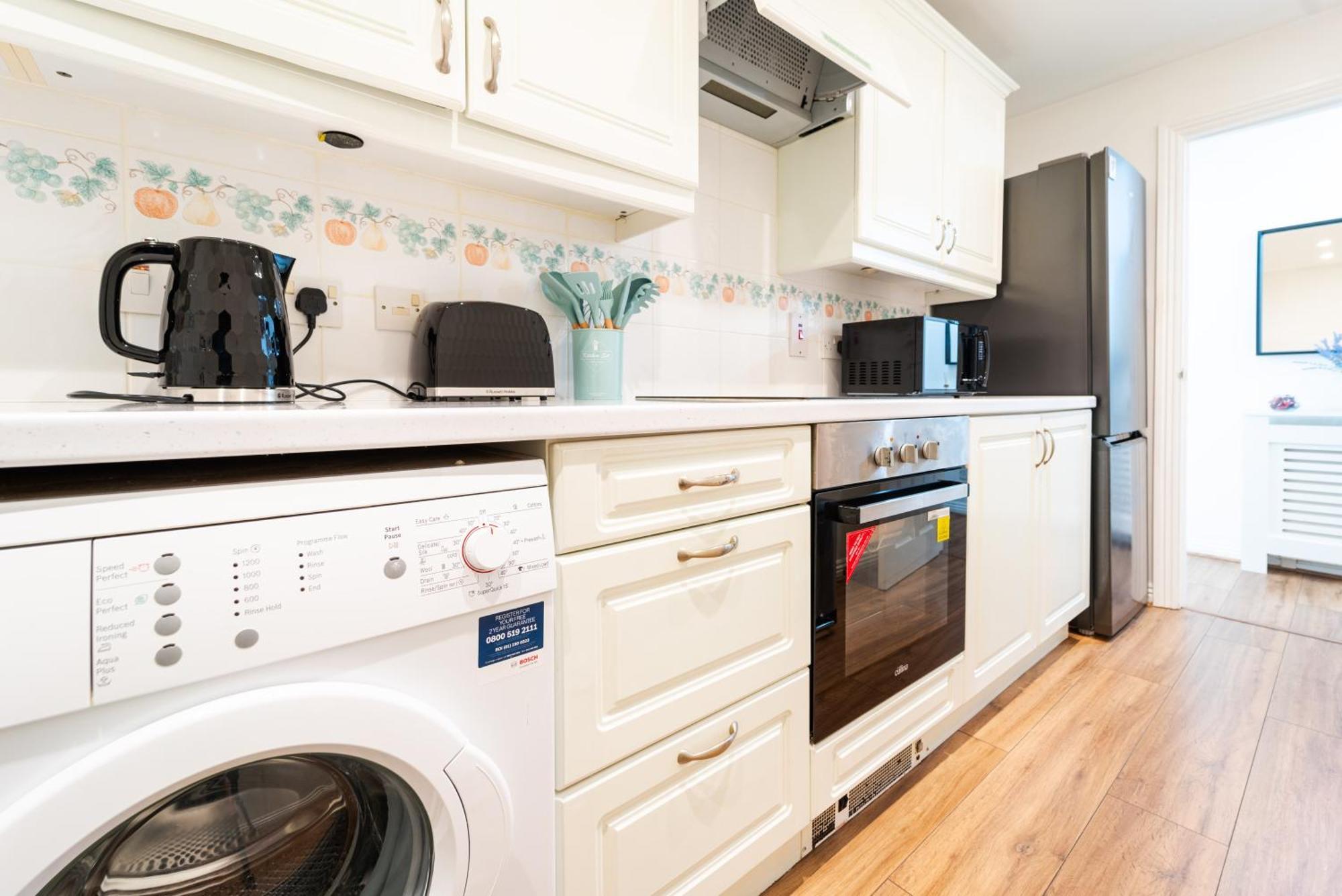 Bright And Spacious Flat With Free Parking 런던 외부 사진